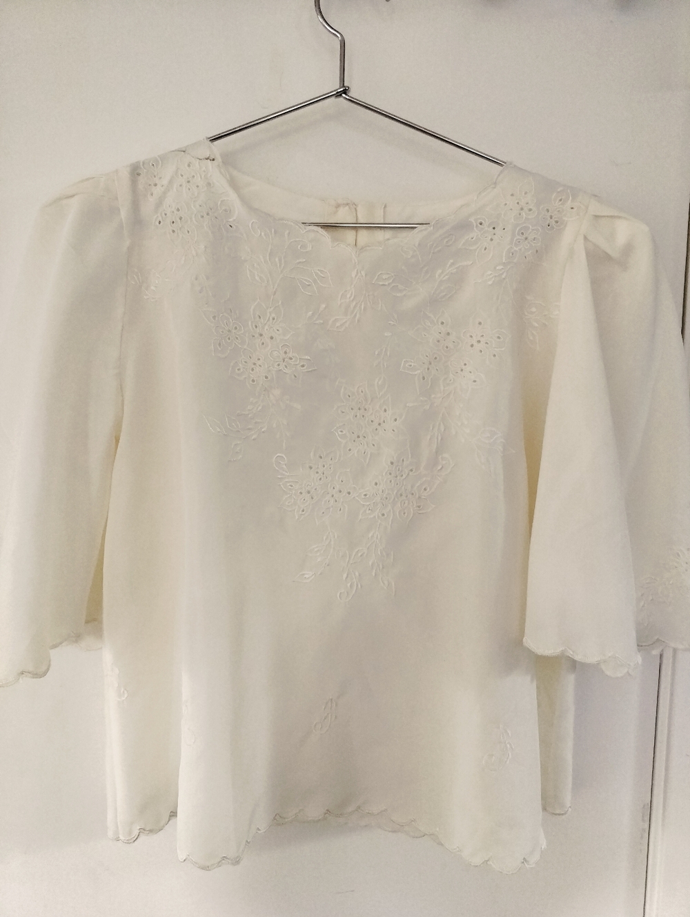 Women's Embroidered Scallop Trim Blouse Ivory Size Medium